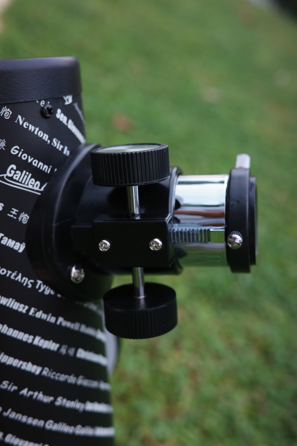 Rack and pinion focuser with its rack exposed on the sideview